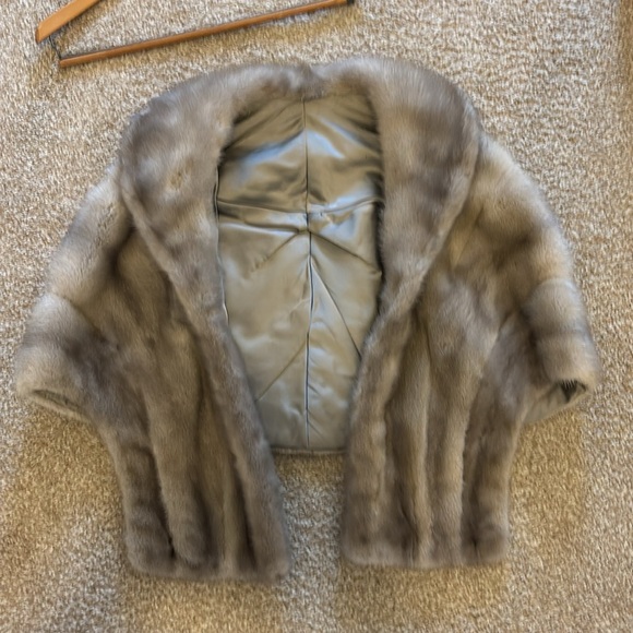 Vintage Cape Wrap - Picture 4 of 5